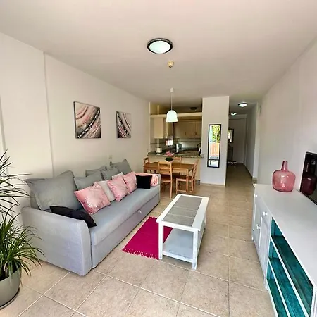 Sunny & Heated Pool Apartment